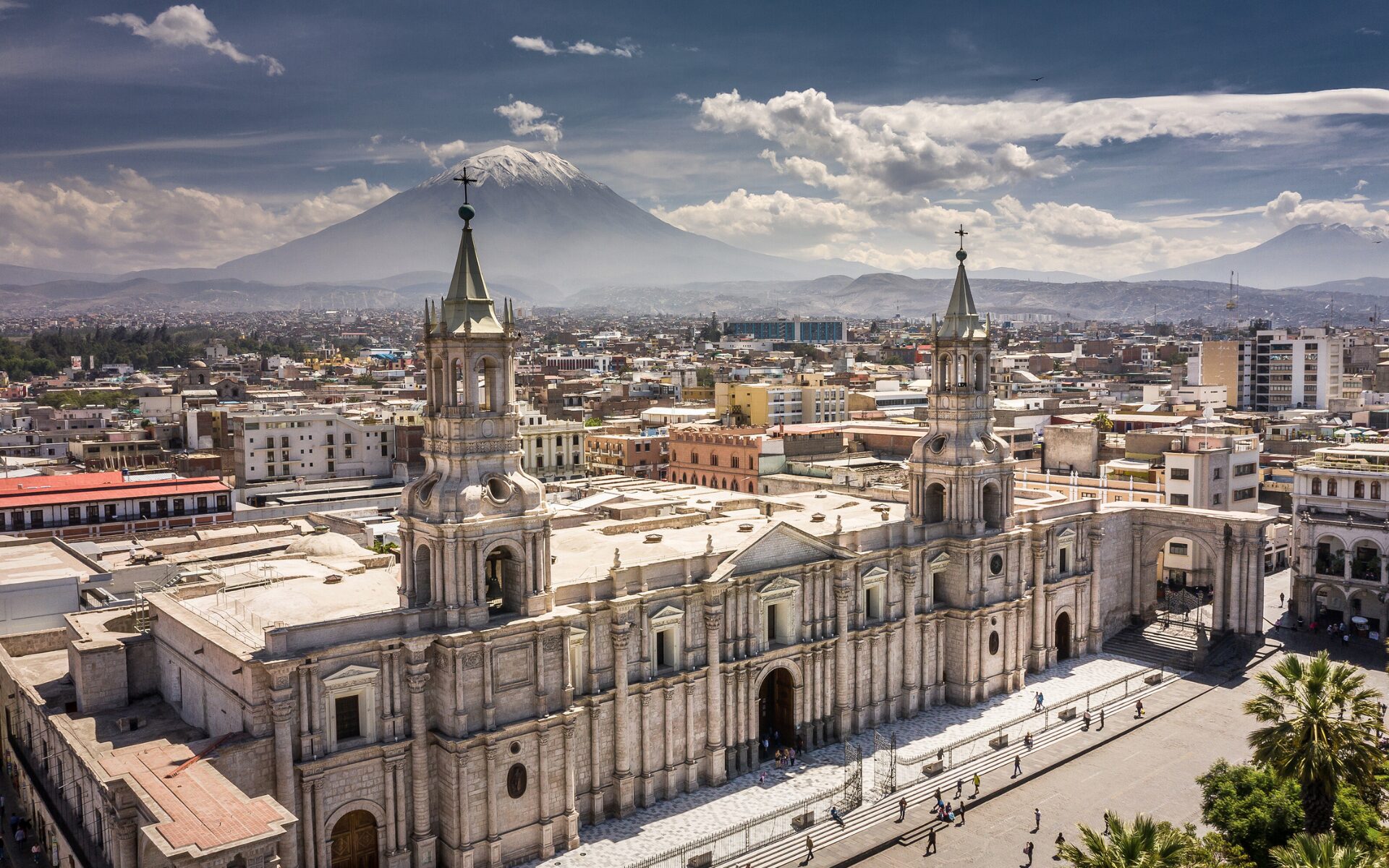 Arequipa cathedral with volcano backdrop